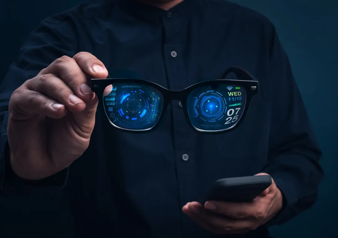 La corporación Google aporta su ecosistema de inteligencia artificial al nuevo dispositivo wearable.