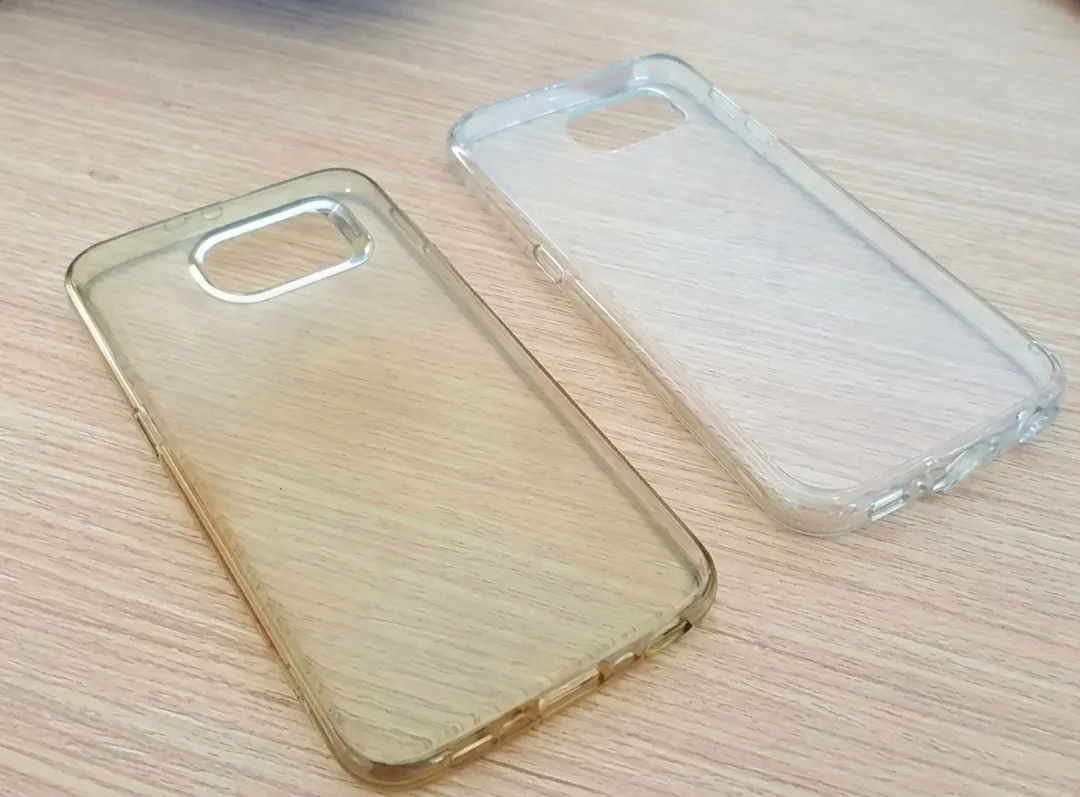 Una funda transparente limpia permite proteger el celular sin ocultar su diseño original.