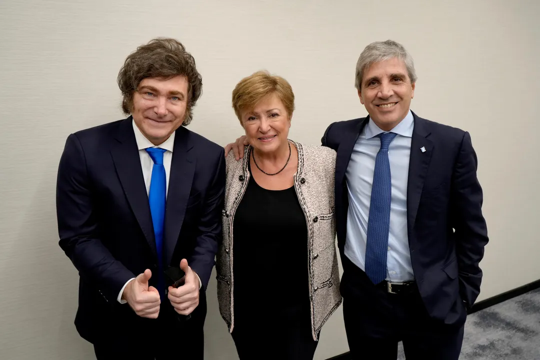 Javier Milei y Luis Caputo con Kristalina Georgieva.