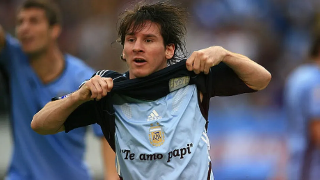 El 11 de octubre de 2008, Messi metió su décimo gol con la Selección y se lo dedicó a su papá, que atravesaba un difícil momento personal.