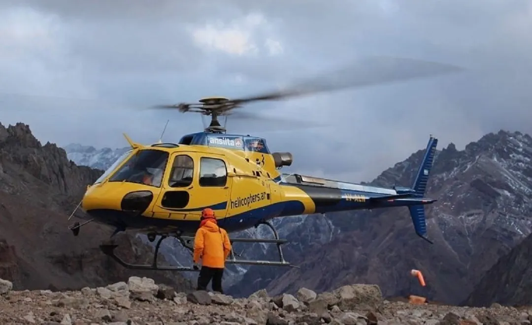 El helicóptero no podía tocar suelo y quedó suspendido en el aire para completar el rescate a más de 4.000 metros. (Imagen ilustrativa)