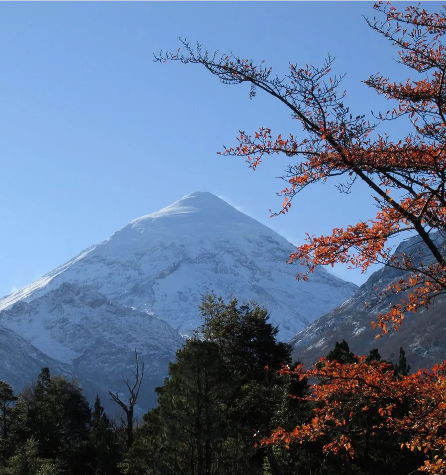 El volcán Lanín está en el extremo sudeste de la cadena volcánica Villarrica-Quetrupillán-Lanin. Foto: Segemar