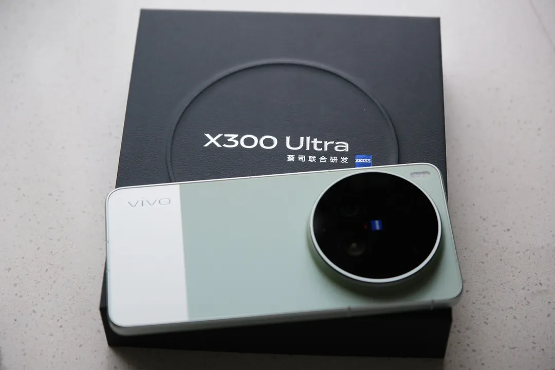 El Vivo X300 Ultra es uno de los teléfonos que procesa grabaciones de video en resolución 4K a 120 cuadros por segundo gracias a la potencia del chip Snapdragon 8 Elite Gen 5.