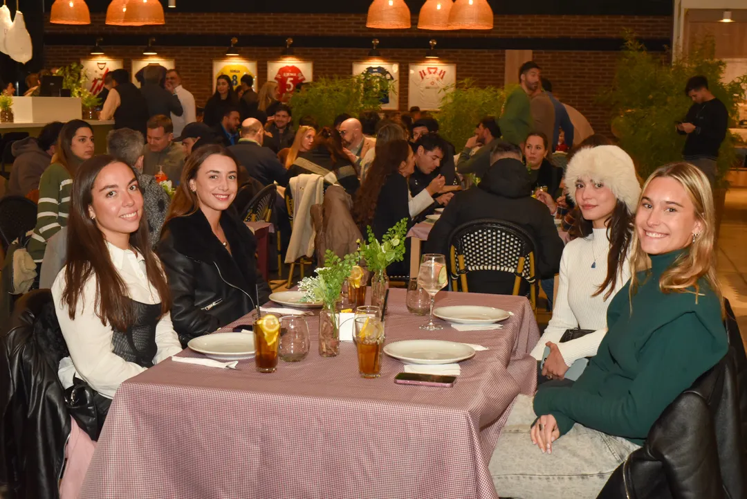 Una mesa de diosas: Sofía Illanes, Macarena Ferrando, Olivia Delhez y Valentina Farina.