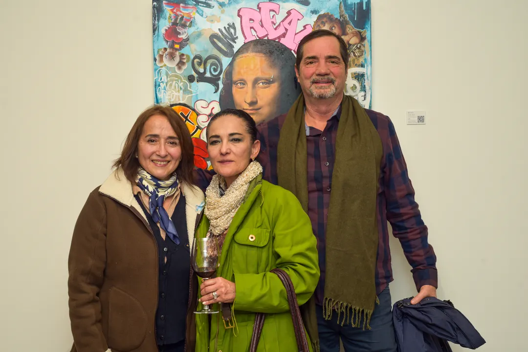 María Luisa Jara junto a visitantes de México: Claudia Andadera y Alex Shewmake.