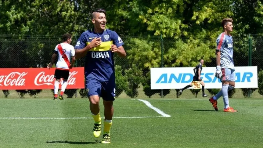 El Chelo Torres marcándole un gol a River en el Superclásico de Reserva.