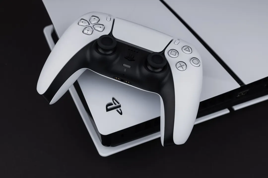 La PlayStation 5 destaca por potencia gráfica, diseño compacto y funciones que facilitan el juego inmediato.