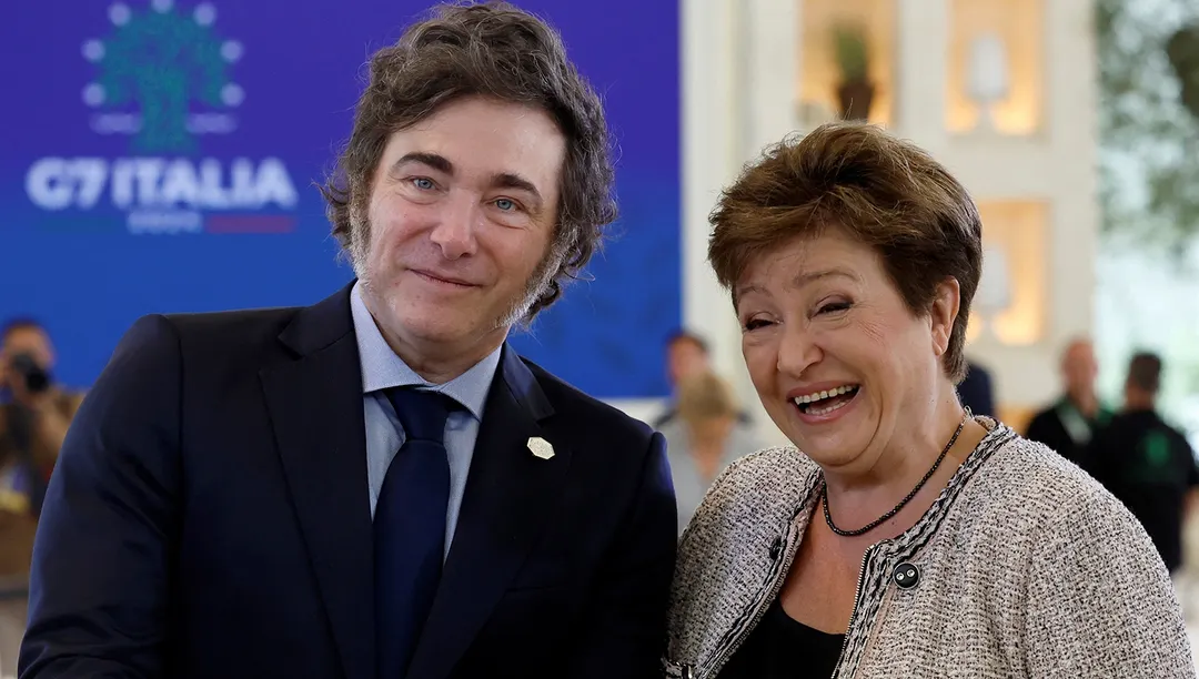 Risas y preocupación. Kristalina Georgieva tiene buena sintonía con Javier Milei y el FMI acompaña el programa económico, pero el mercado cree que la economía argentina se va a desacelerar.
