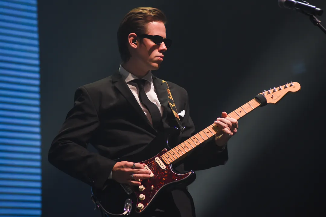 Francisco Podestá, guitarra principal.