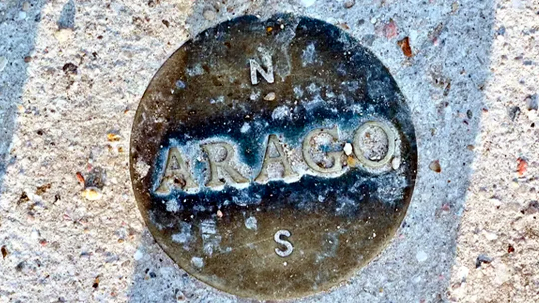 Los medallones de Arago son 135 placas de bronce incrustadas en el suelo de París que marcan el trazo del antiguo meridiano de París. 