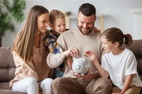 Ahorrar implica postergar consumo presente para disponer de recursos en el futuro.