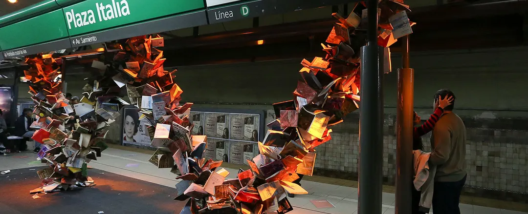 La intervención artística en la estación Plaza Italia de la Línea D del Subte de Buenos Aires por la 50° edición de la Feria del Libro. 