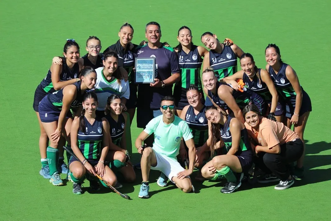 José González en el centro del equipo de la UNCuyo que tiene a Mili Alastra como una de sus protagonistas.