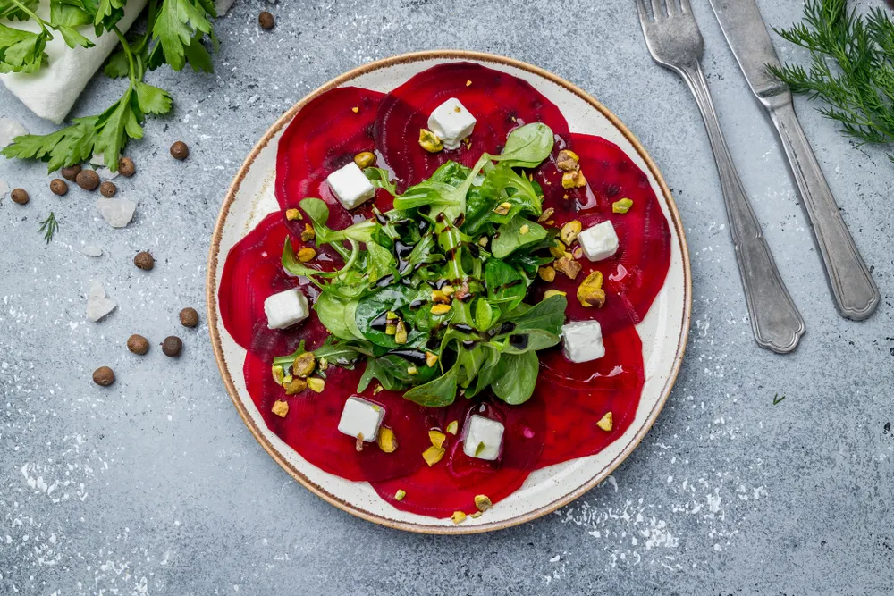 La receta de carpaccio de remolacha es una versión vegetariana del clásico italiano hecho originalmente con carne cruda.
