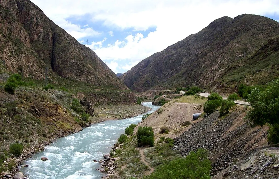 Ruta Provincial 82, el camino que acompaña al río Mendoza ofrece vistas panorámicas entre Cacheuta y Potrerillos.