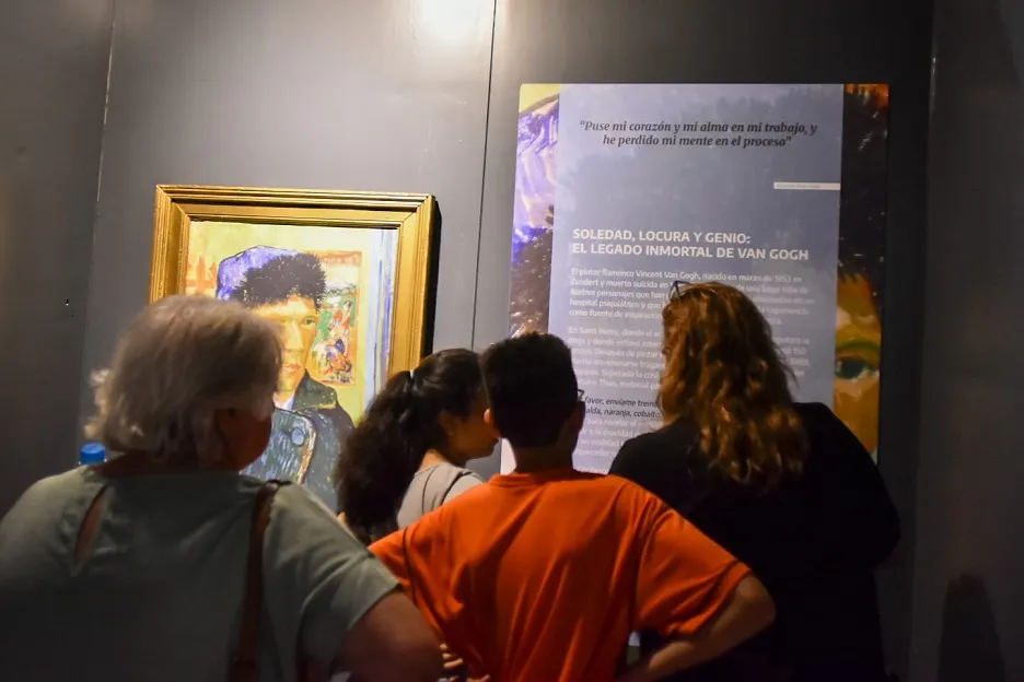 El publico se interesa por cada detalle del gran Vincent Van Gogh.