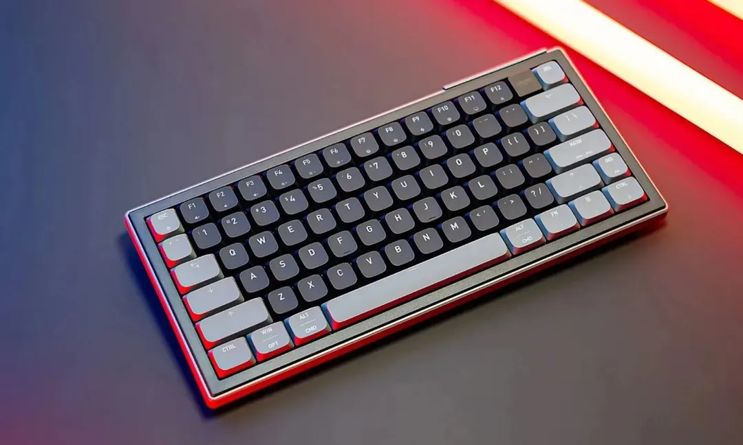 El modelo K63W Pro Compact destaca por su diseño compacto e inalámbrico.