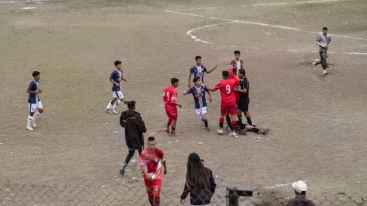Brutal agresión en el fútbol mendocino: un jugador noqueó a un árbitro en pleno partido