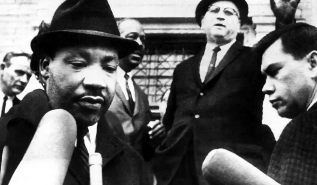 Foto de archivo en la que se ve a Martin Luther King Jr. (i) mientras da declaraciones en 1965. Foto EFE