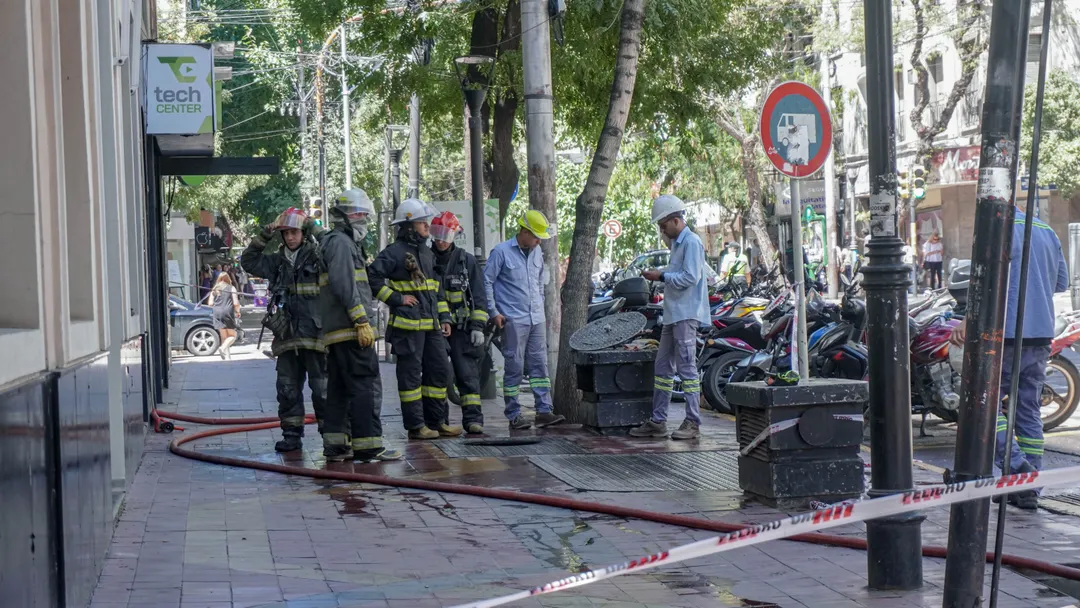 Bomberos y personal de Edemsa trabajando en el lugar.