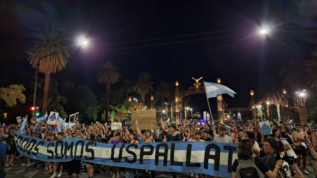 Desde el Ministerio de Seguridad aseguran que hubo agresiones y daños en la vía pública.