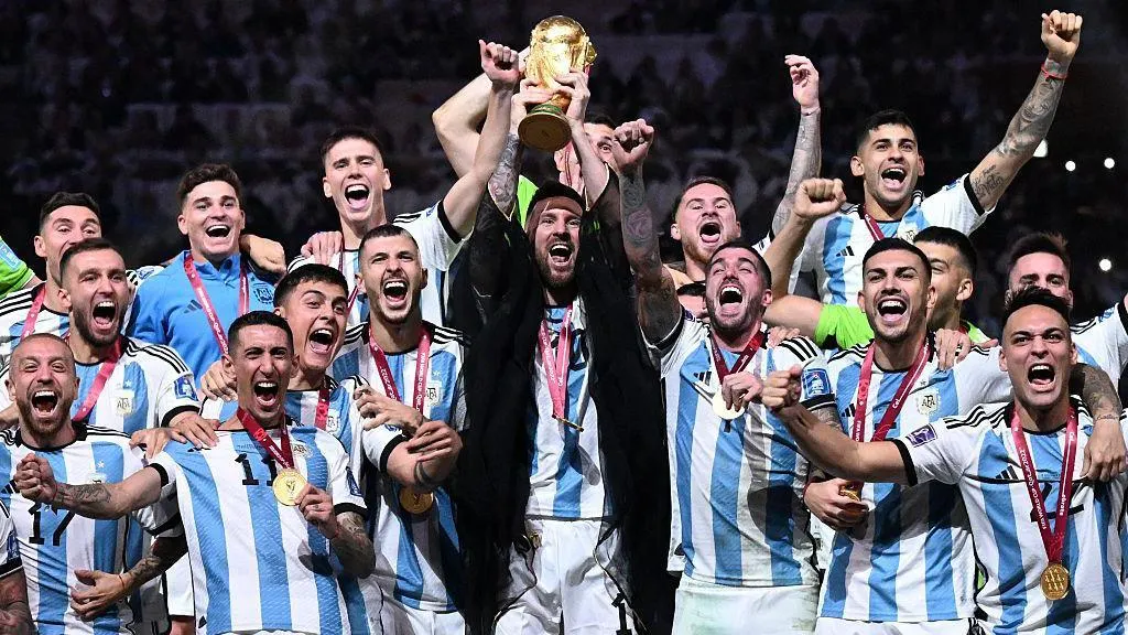 De los 26 jugadores de la Albiceleste, 17 levantaron la copa en Qatar 2022, incluyendo a su capitán, Lionel Messi.
