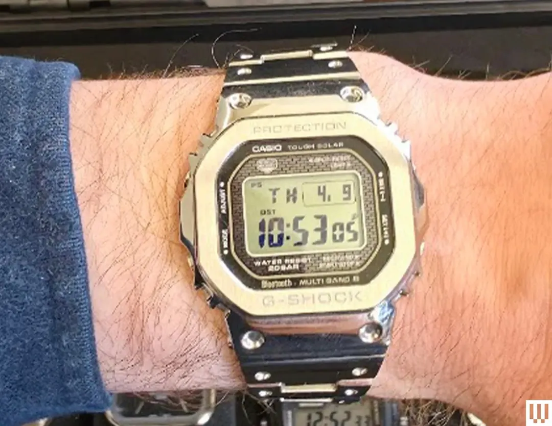 El smartwatch GMW-B5000-D1 combina metal resistente con conectividad Bluetooth moderna para el usuario exigente.