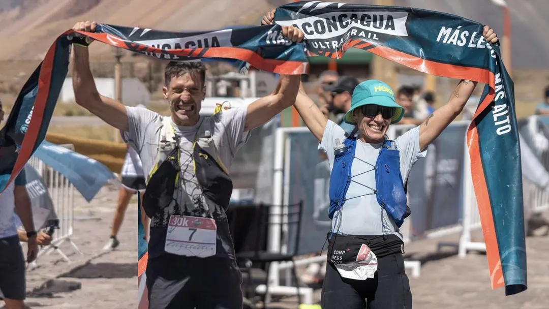 La pareja mendocina ganó el Aconcagua Ultra Trail en 2025. 