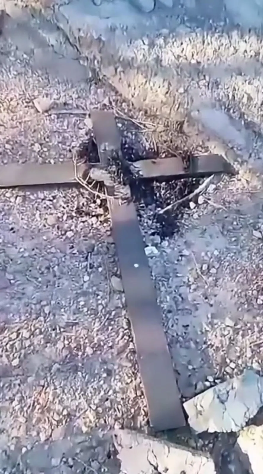Lisandro Carrasco documentó altares de brujerías y magia negra en un aterrador lugar abandonado.