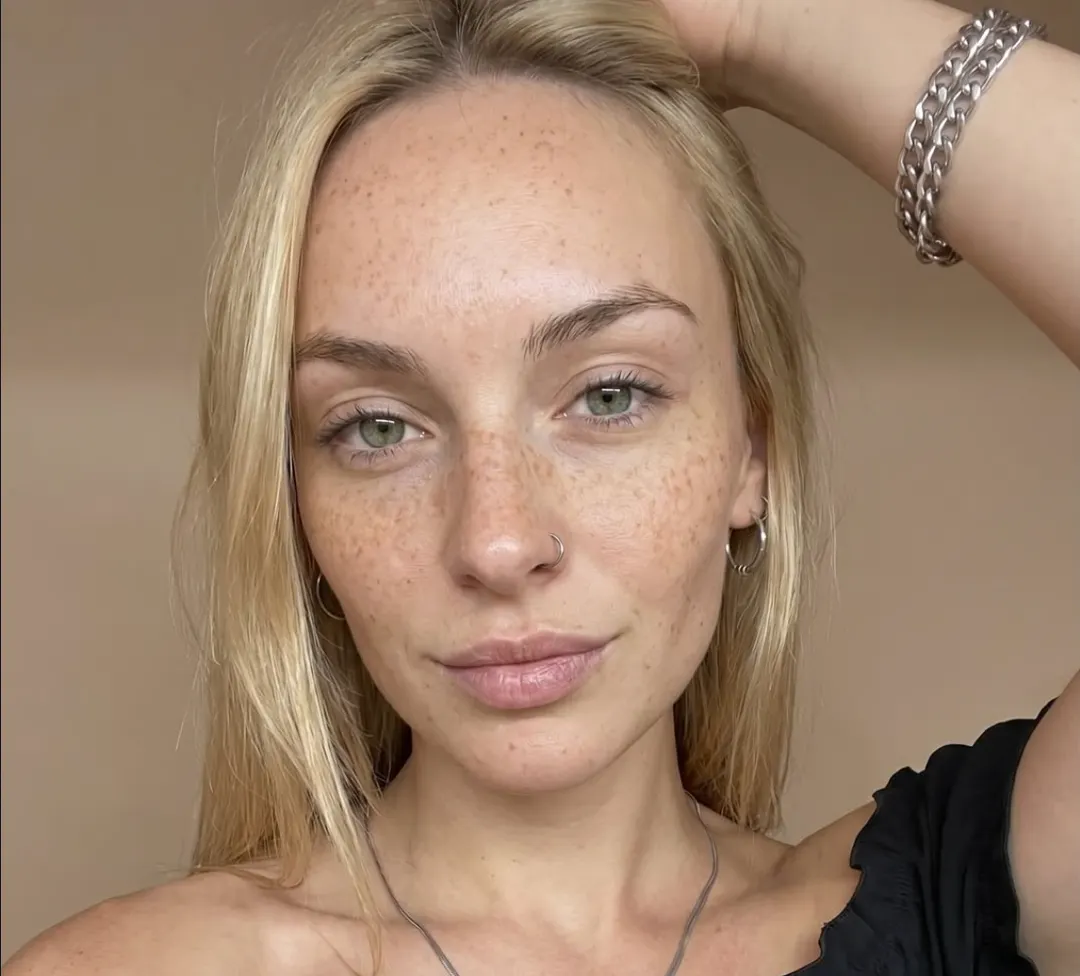 La imagen del rostro hiperrealista de la influencer creada con IA.