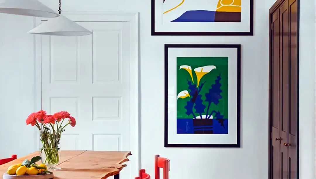 Encontrar este comedor en Pinterest puede inspirarte a probar paredes blancas y muebles coloridos.