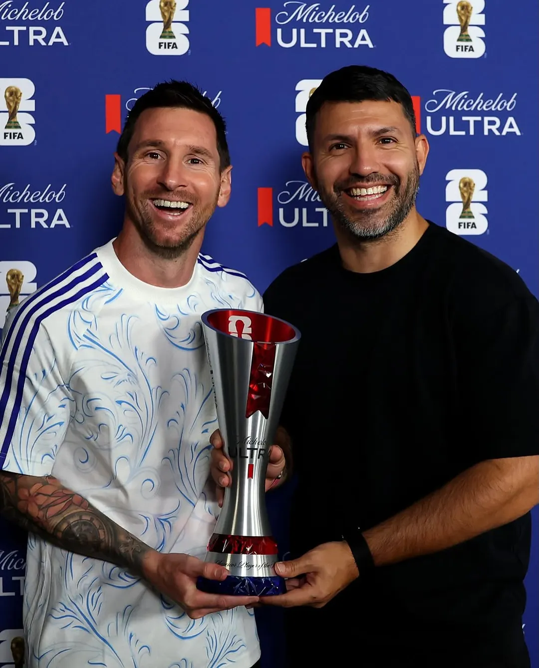 El Kun Agüero entregándole el premio de MVP a Messi tras un partido del Mundial 2026.