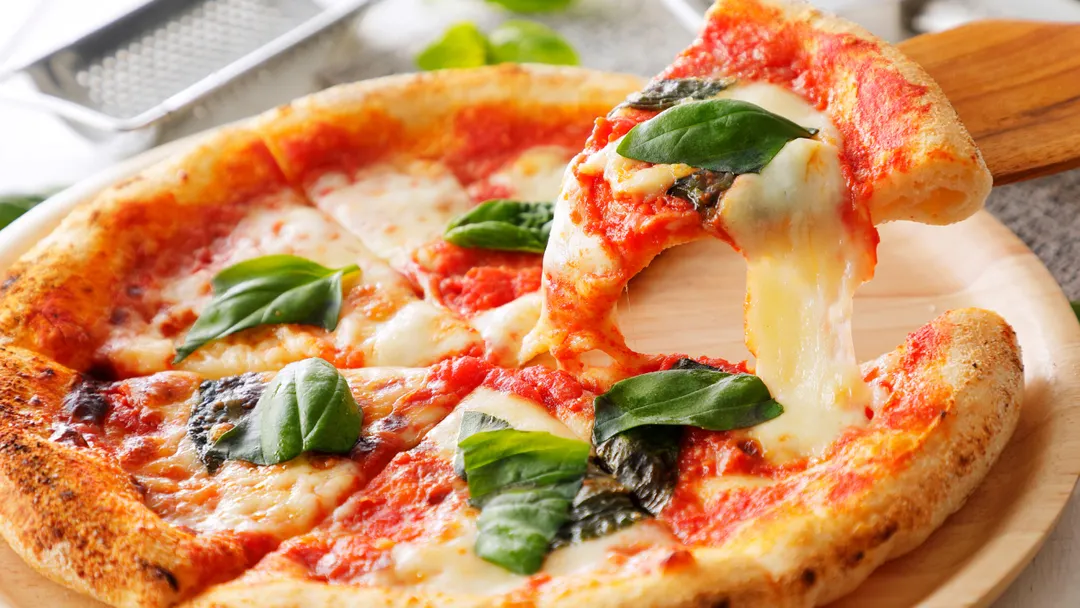 Algunas versiones de la receta de pizza de masa de papas incluyen queso dentro de la masa para más sabor.