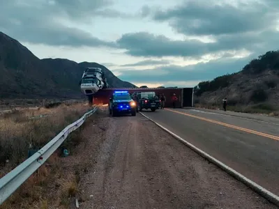 Un camión volcó en la Ruta 7 y el conductor debió ser rescatado