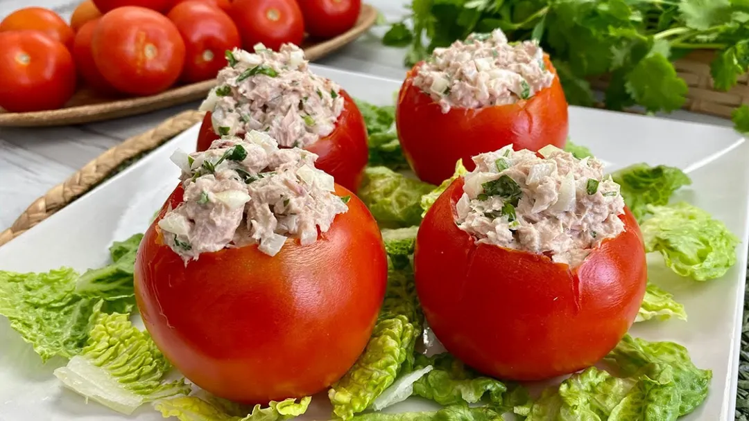¡Navidad fresca! receta de tomates rellenos clásicos.