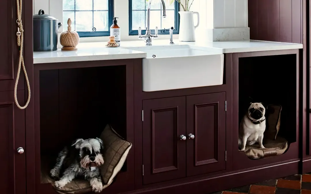 Las camas para perros (cuchas) hechas a medida e integradas en los armarios garantizan que tengan un lugar cómodo y apartado donde descansar.