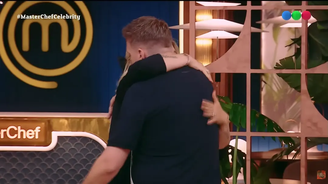 El abrazo final entre Wanda Nara y Maxi López en MasterChef. 