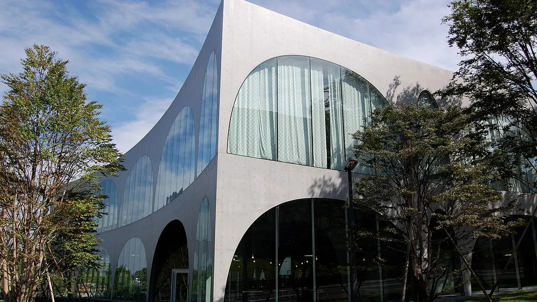 La biblioteca de la Universidad de Arte de Tama, Japón, es un ejemplo de cómo la arquitectura puede mejorar la experiencia cotidiana de las personas mediante decisiones simples e inteligentes.