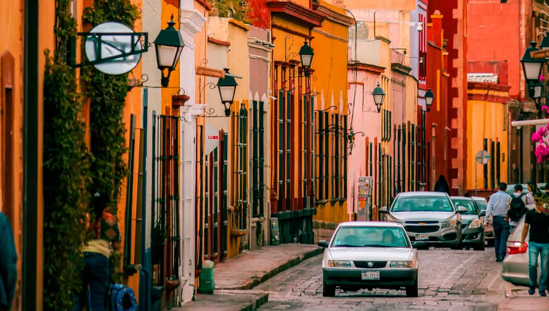 San Miguel de Allende se encuentra a 275 km de México DF y a 270 kilómetros de Guadalajara.