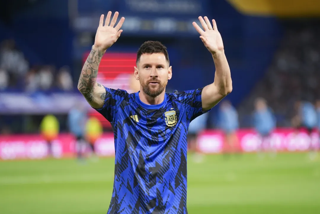 Messi saluda a los fanáticos en la Bombonera. Foto: Noticias Argentinas