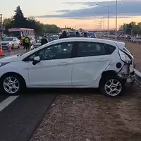 Un fuerte choque en el Acceso Sur dejó importantes daños y complicó el tránsito en la zona