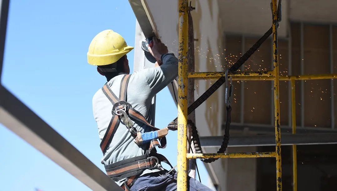 Los permisos de construcción, algo que puede servir como indicio de la reactivación del sector, están en alza en Mendoza.