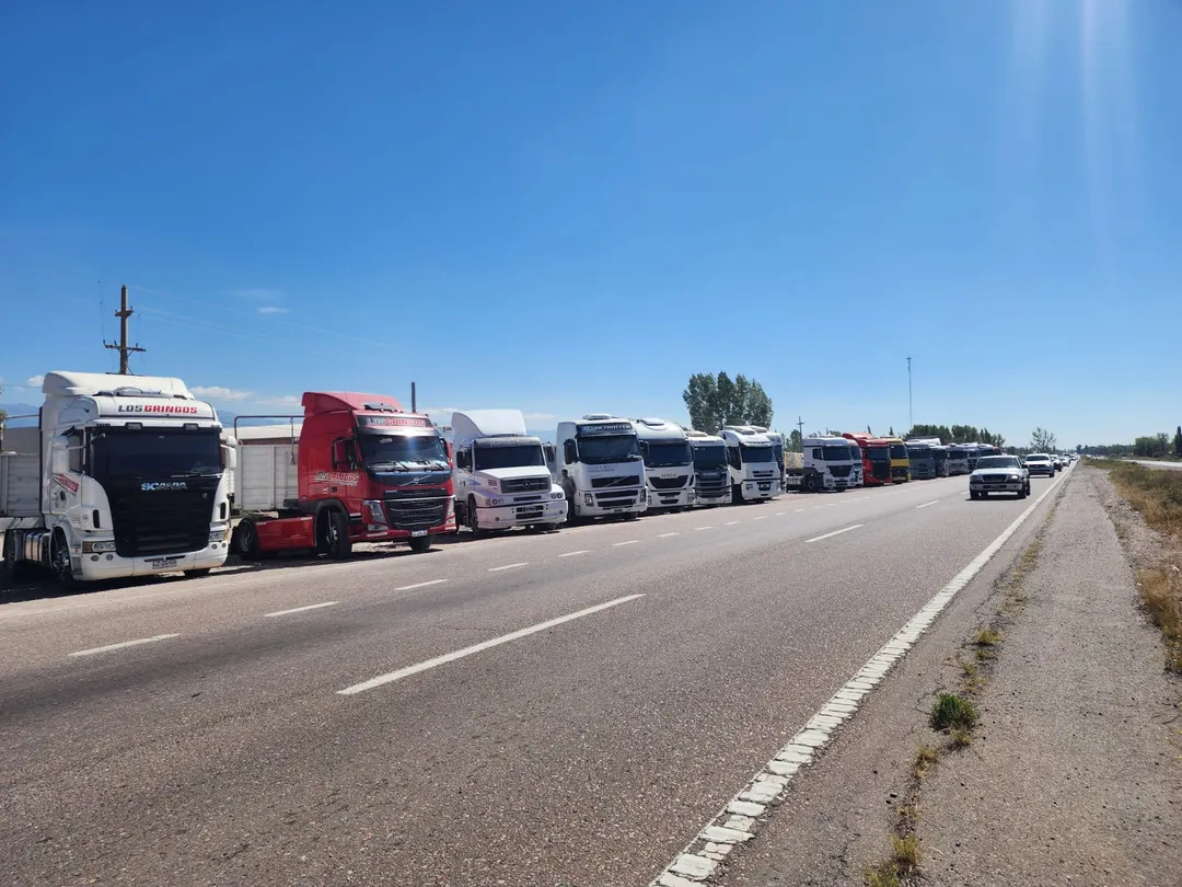 Decenas de camiones están apostados en las rutas de Mendoza. 