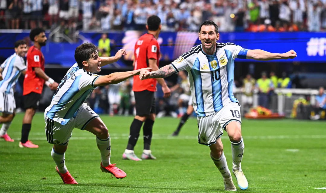 Lionel Messi festeja el 2-2 transitorio de un partido inolvidable. El capitán volvió a rescatar a la Selección argentina, que protagonizó una remontada histórica y sigue soñando. 