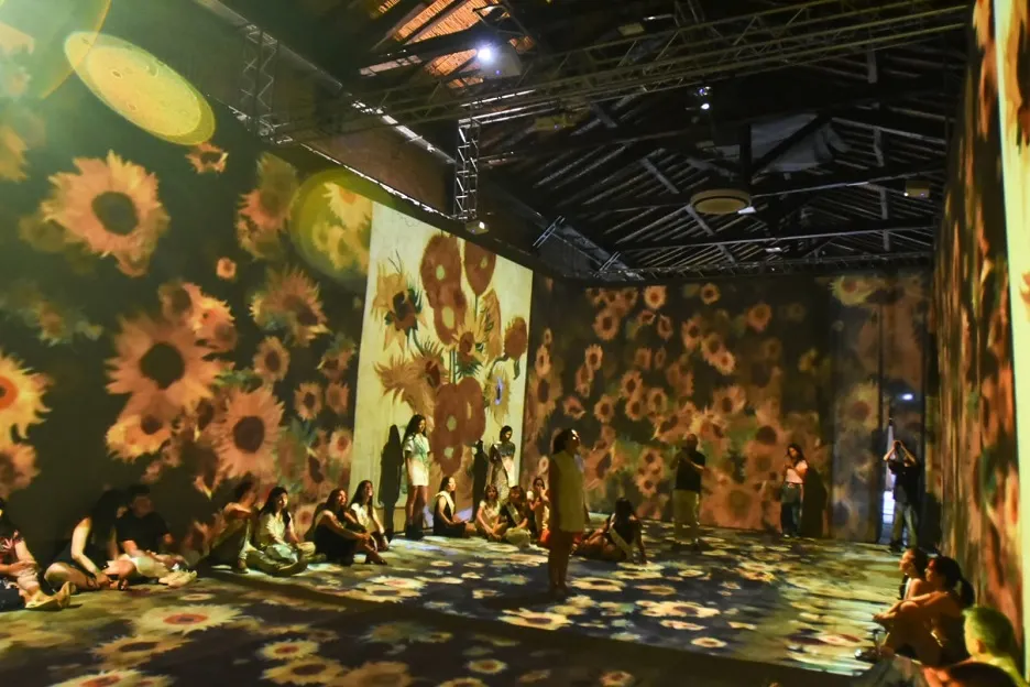 Debido al gran éxito de convocatoria, la experiencia inmersiva que recorre la obra de Vincent Van Gogh y los grandes maestros del impresionismo se extiende durante todo enero y continuará hasta febrero.  