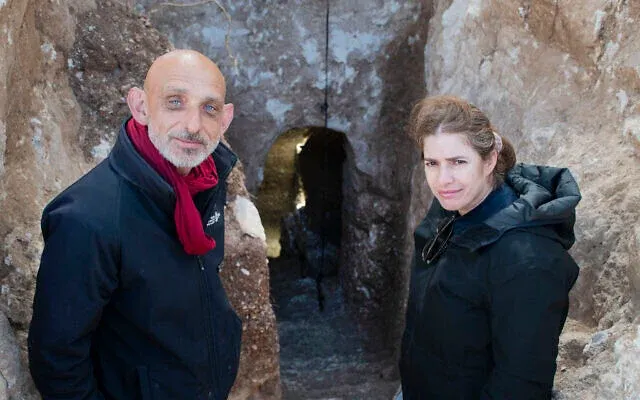 Los arqueólogos que participaron en el hallazgo posan junto a la entrada del túnel antiguo cerca de Jerusalén, una estructura que todavía despierta preguntas sobre su origen y su función.