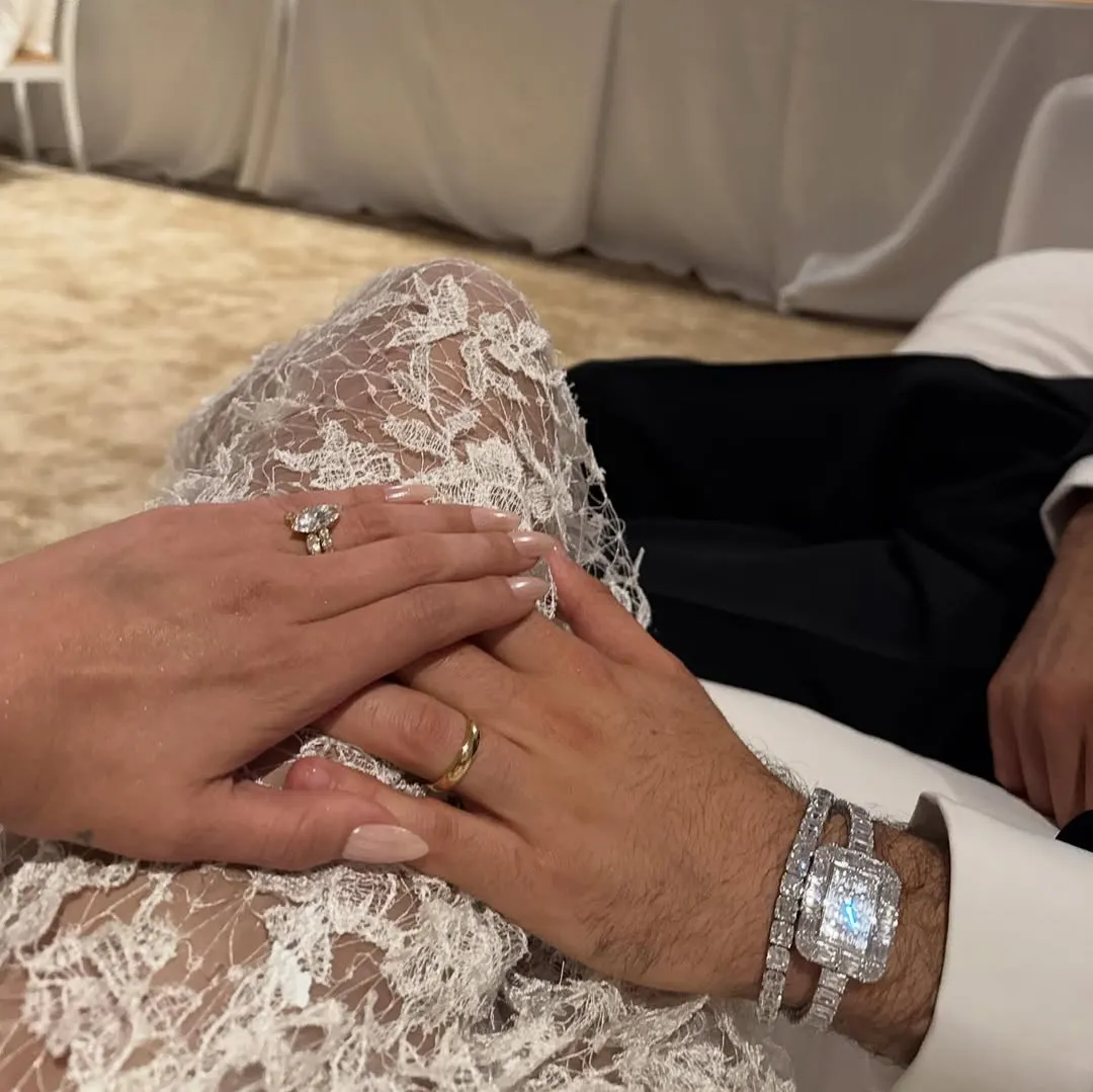 Dos vestidos, joyas brillantes y una recepción cargada de glamour.