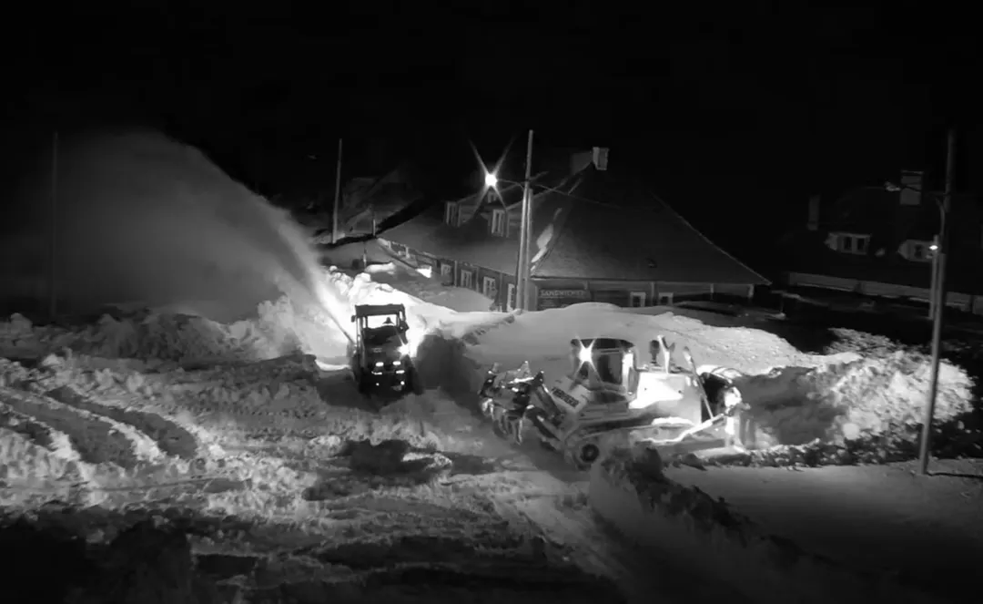 Tras llegar a Las Cuevas durante la madrugada, Vialidad mantiene un intenso operativo mientras el pronóstico prevé más nieve en la cordillera.
