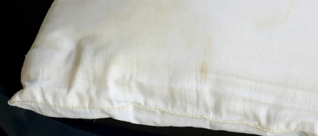 Un truco casero puede ayudar a recuperar el aspecto de las almohadas. Foto: Shutterstock