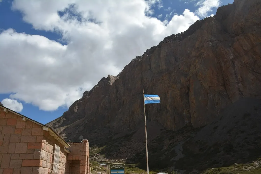 En el lugar hay un puesto de Gendarmería.